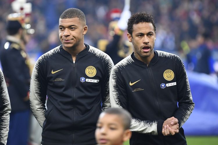 Dua penyerang Paris Saint-Germain (PSG), Kylian Mbappe (kiri) dan Neymar, saat hendak tampil pada laga final Piala Perancis melawan Rennes, pada 27 April 2019 lalu.