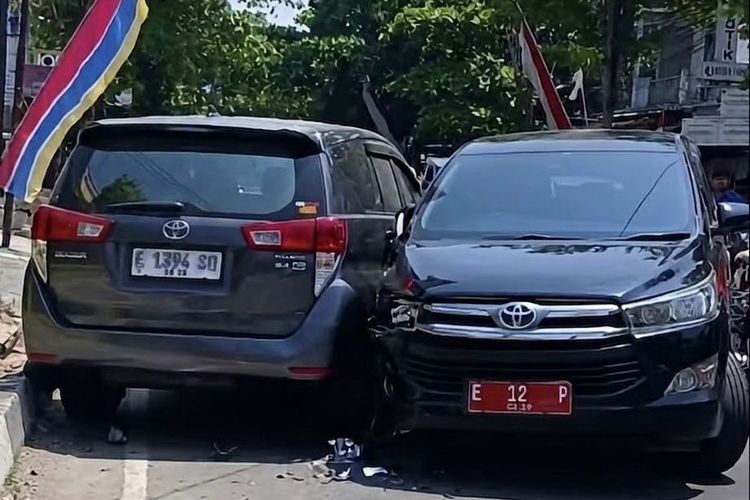 Diduga Sopir Mengantuk, Mobil Dinas Kepala Disdukcapil Indramayu Tabrakan dengan Mobil Warga