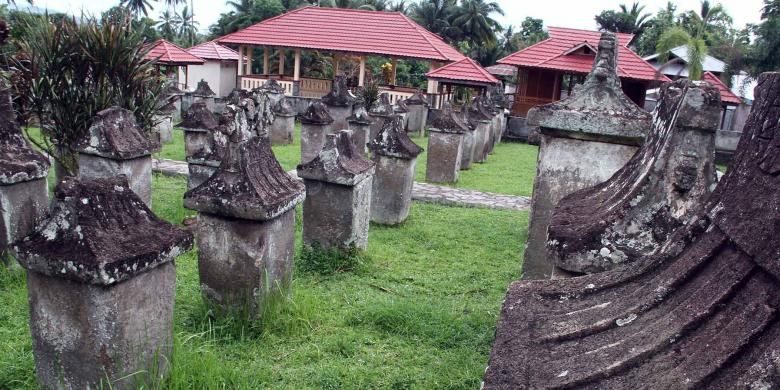 Jejeran Waruga, kubur orang Minahasa kuno, di Taman Purbakala Waruga Sawangan, Minahasa Utara, Sulawesi Utara.