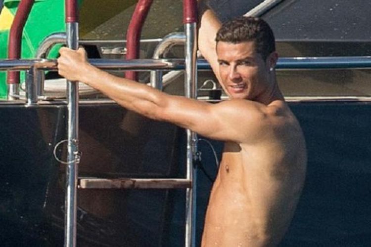 Setelah sukses membawa Real Madrid juara Liga Champions, Cristiano Ronaldo menyempatkan diri berlibur ke Ibiza, Spanyol.