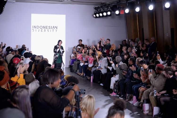 Desainer Dian Pelangi berjalan di runway di gelaranIndonesian Diversity fashion show dalam  New York Fashion Week di The Gallery at The Dream Downtown Hotel, 7 September 2017.   