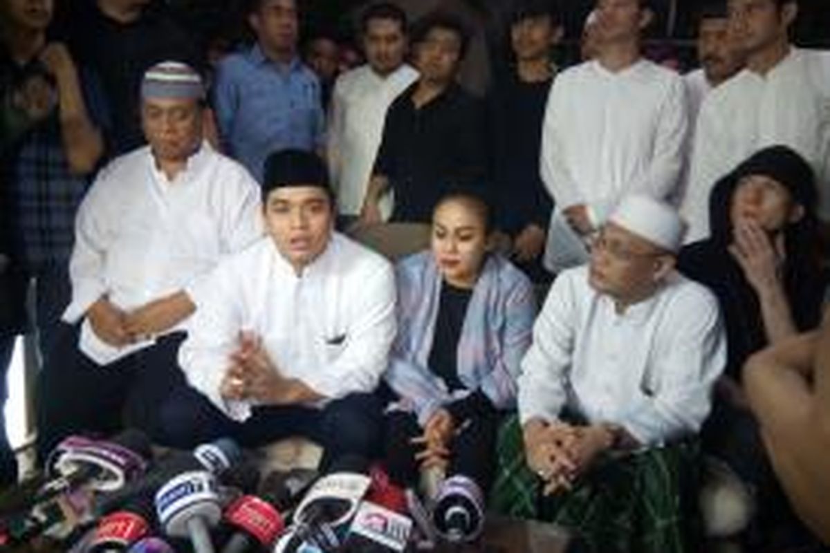 Keluarga dan kerabat Olga Syahputra: (duduk di kursi dari kiri ke kanan) Nur Rahman (ayah), Bily Syahputra (adik kandung), Mak Vera (manajer), dan Habim Salim Alatas atau Habib Seleon, menggelar jumpa pers usai tahlilan tujuh hari meninggalnya Olga Syahputra, di Perumahan Kavling DKI, Jalan Kresna Raya No.4 RT11/RW06, Duren Sawit, Jakarta Timur, Jumat (3/4/2015) malam.
