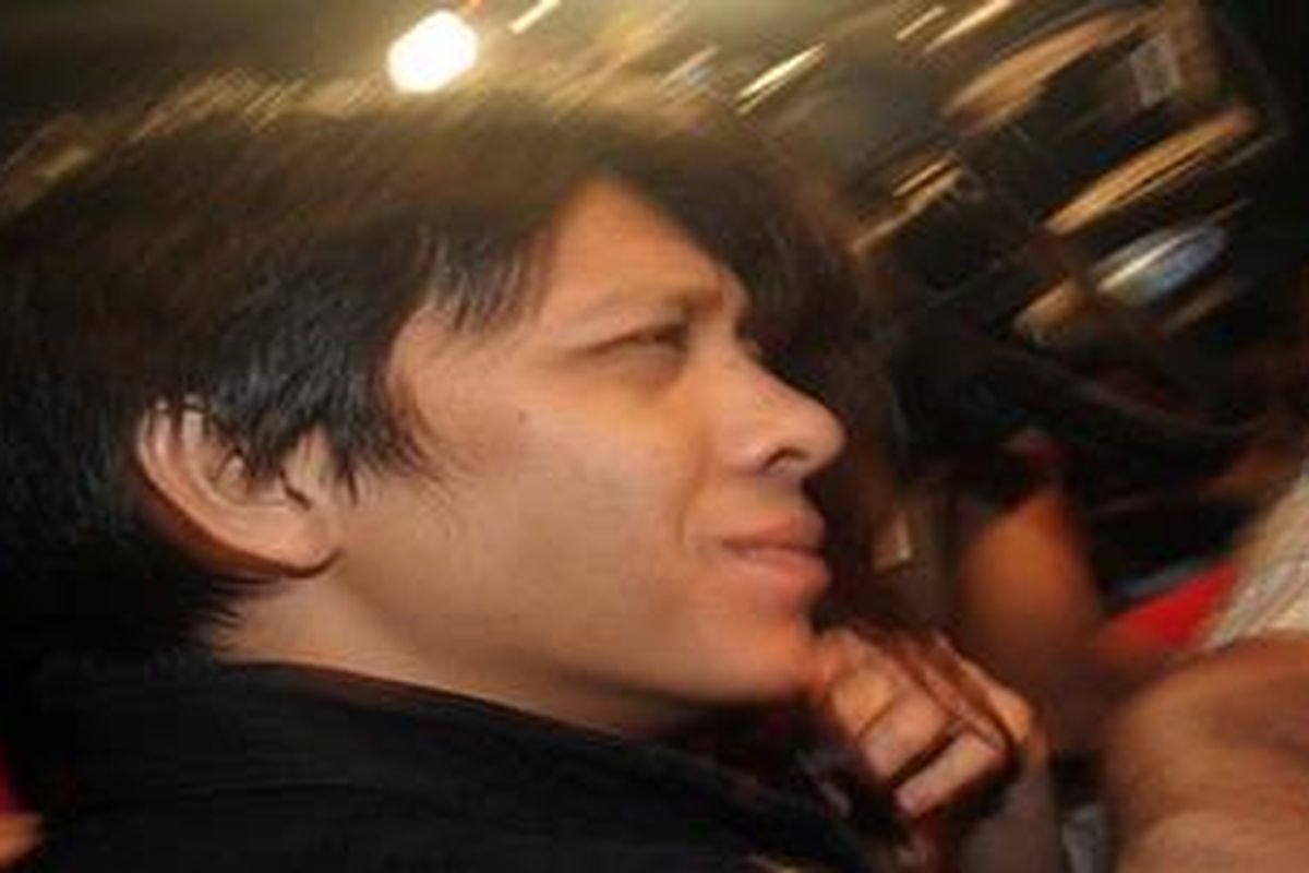 Vokalis Nazriel Irham alias Ariel dan pembawa acara dan model iklan Luna Maya  seusai menjalani pemeriksaan di kompleks Mabes Polri, Jakarta, Jumat (11/6/2010).