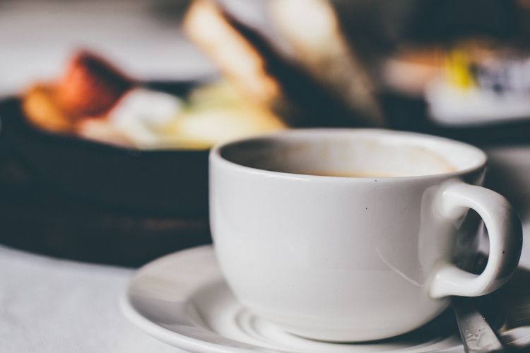 Ada beberapa makanan yang kontra dengan kandungan kafein dalam kopi dan teh.