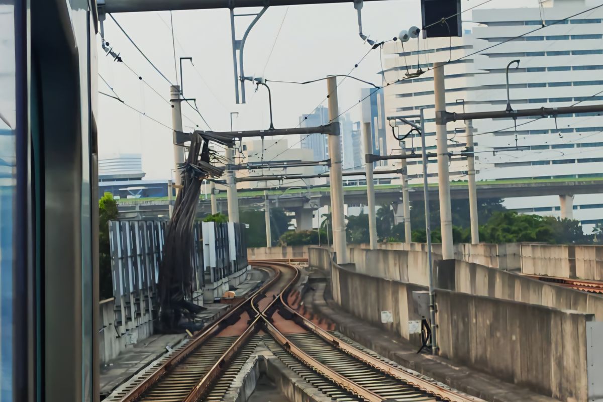 Penampakan besi crane yang terjatuh di atas rel MRT Jakarta, Jakarta Selatan, Kamis (30/5/2024).