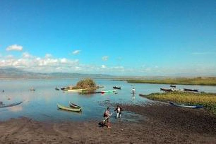 Beberapa pehobby foto sedang melakukan pengamatan burung migran di Danau Limboto.