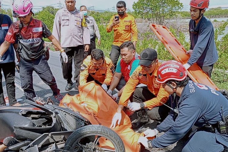 Petugas tengah melakukan proses evakuasi jenazah korban tabrakan di Surabaya, Jumat (29/12/2023)