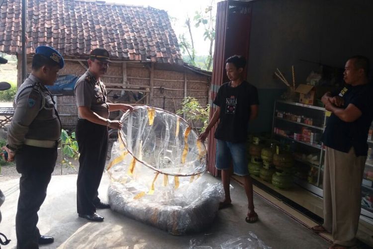 Aparat Polsek Mlarak Ponorogo menyita satu balon udara yang akan diterbangkan di Dukuh Blebaan, Kecamatan Mlarak, Kabupaten Ponorogo, Sabtu ( 1 / 7 / 2017) .