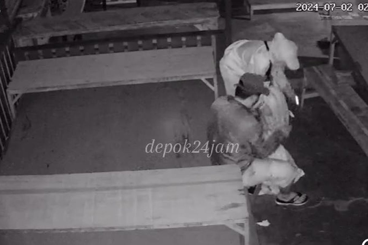 Aksi pencurian empat gas elpiji berukuran 3 kilogram di Rangkapan Jaya Baru, Pancoran Mas, Kota Depok.