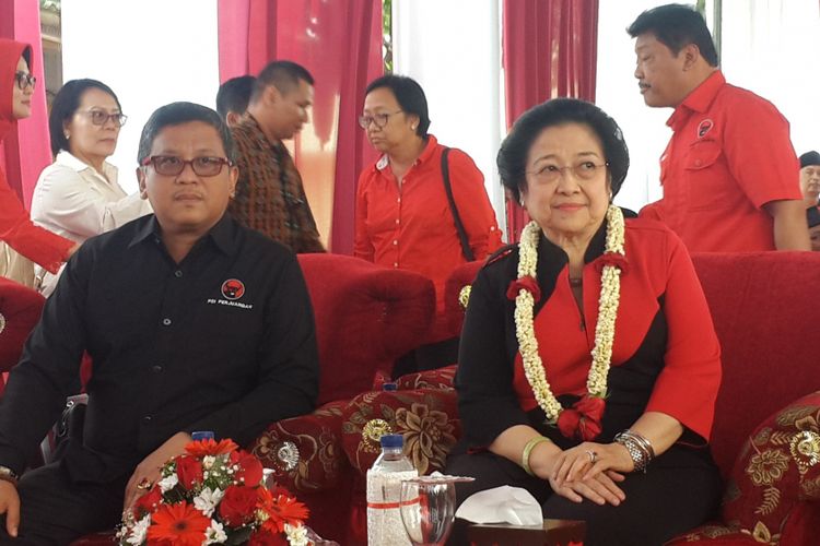 Ketua Umum PDI Perjuangan Megawati Soekarnoputri didampingi Sekretaris Jenderal DPP PDI Perjuangan saat menghadiri peresmian Kantor DPC PDI Perjuangan Kabupaten Malang, Minggu (10/9/2017)