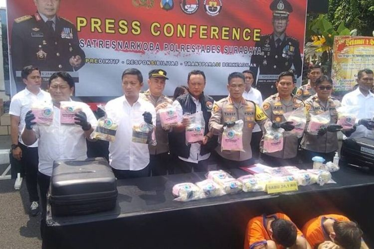 Kapolrestabes Surabaya Kombes Pol Yusep Akhmad Gunawan saat merilis pengungkapan kasus narkoba dengan barang bukti sabu-sabu seberat 24 kilogram di Mapolrestabes Surabaya, Senin (13/3/2023).