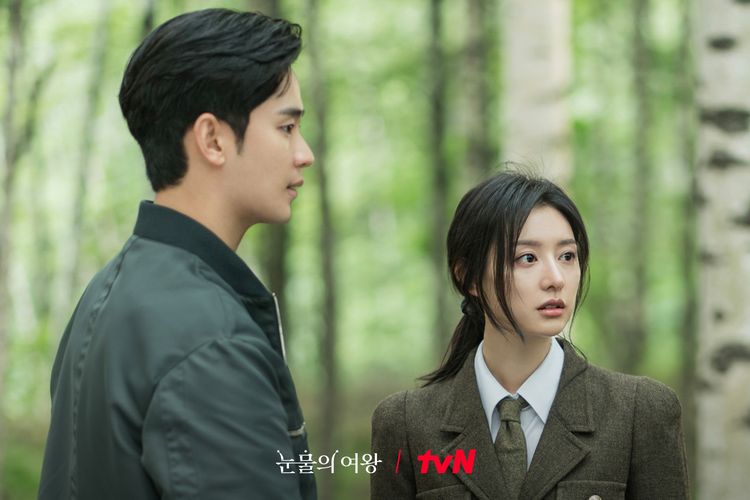 Drama Queen of Tears dibintangi Kim Soo Hyun (kiri) dan Kim Ji Won. Drama ini ditayangkan di tvN dan Netflix.