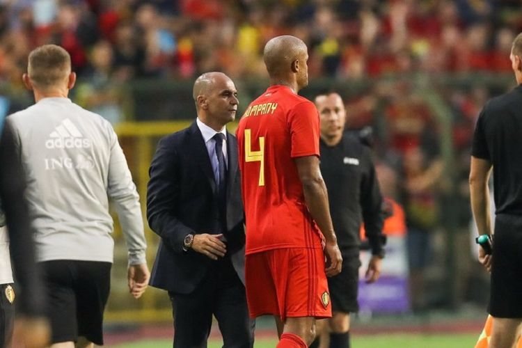 Pelatih tim nasional Belgia, Roberto Martinez, berbicara dengan Vincent Kompany saat melakukan subsititusi pemain pada pertandingan kontra Portugal di Brussels, 2 Juni 2018. 