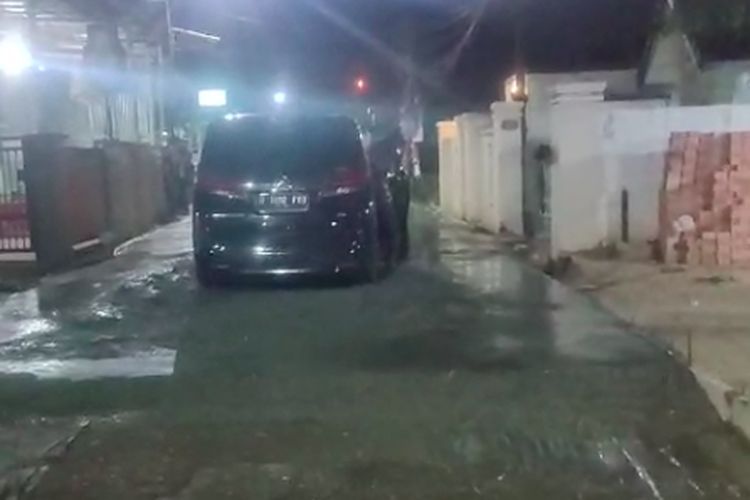 Mobil Alphard menerobos jalan yang baru di cor di Jalan Macan Lindungan, Kecamatan Ilir Barat 1, Palembang.