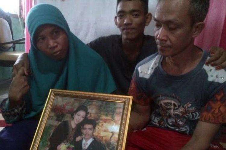 Darmadi, calon pengantin pria yang memeluk calon mertuanya di rumah duka di Jalan Sako Pancasila RT 05 RW 02 Kelurahan Sako Baru Kecamatan Sako Palembang, Senin (8/5/2017). 