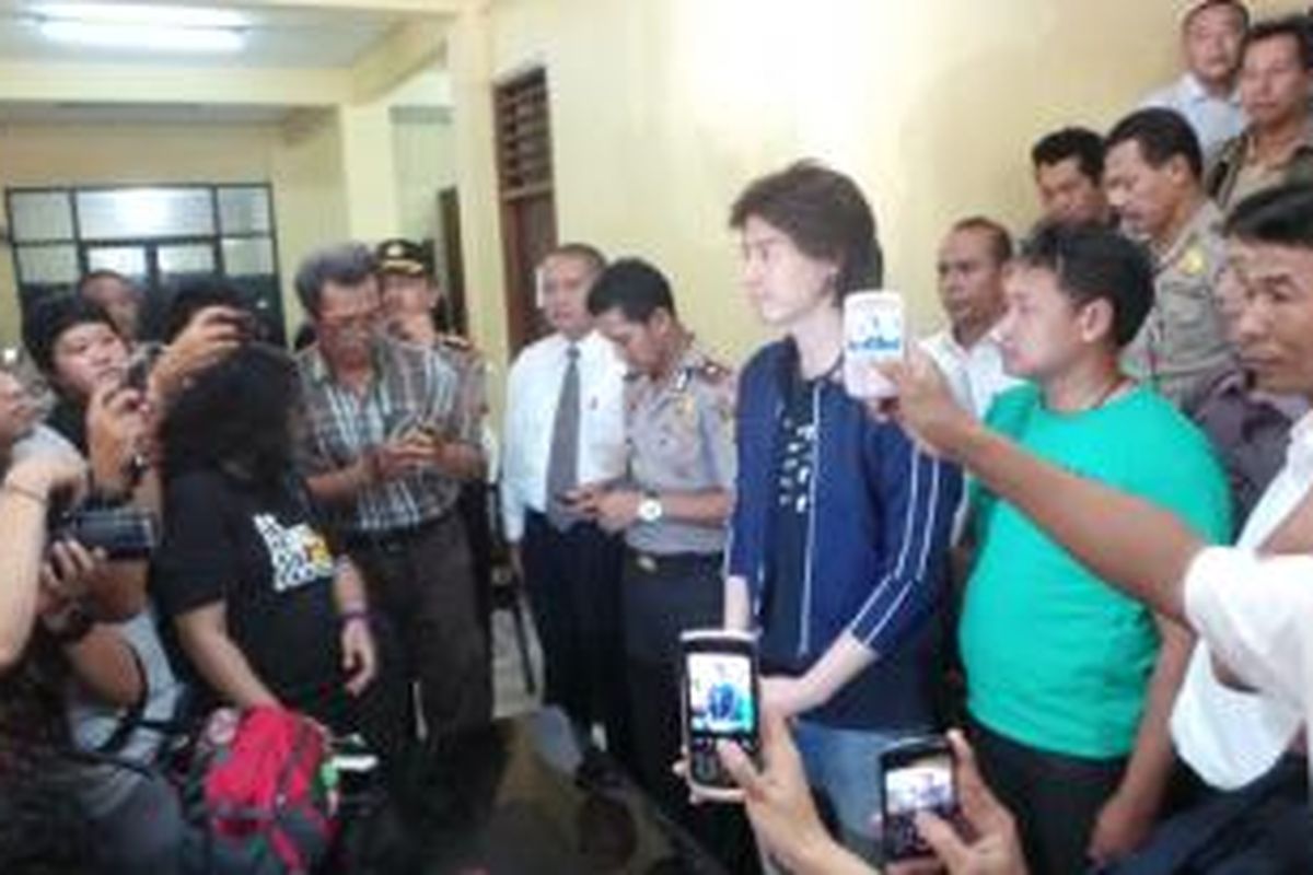 Roger Danuarta (tengah) memberikan keterangan di Mapolsek Pulogadung, Jakarta Timur, Senin (17/2/2014). Ia tengah dimintai keterangan polisi terkait penggunaan narkoba.