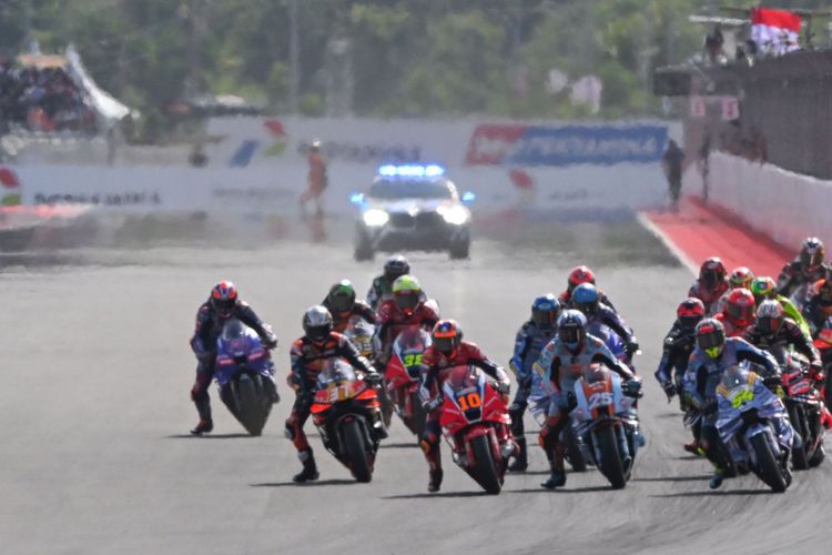 Para pebalap memacu sepeda motor mereka saat memulai sesi Sprint Race MotoGP Indonesia 2025 di Sirkuit Internasional Pertamina Mandalika, Lombok Tengah, Nusa Tenggara Barat, Sabtu (4/10/2025). Pebalap Aprilia Racing Marco Bezzecchi  menjuarai sesi tersebut dengan finis tercepat pertama dengan total waktu 19 menit 37,047 detik disusul pembalap BK8 Gresini Racing MotoGP Fermin Aldeguer di posisi kedua dan (kiri) dan pembalap Trackhouse MotoGP Team Raul Fernandez di posisi ketiga. ANTARAFOTO/Aditya Pradana Putra/nz



