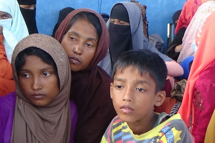 Warga Rohingya yang kini menempati Tempat Penurunan Ikana (TPI) Lapang Barat, Kecamatan Gandapura, Kabupaten Bireuen, Provinsi Aceh, Selasa (20/11/2023)