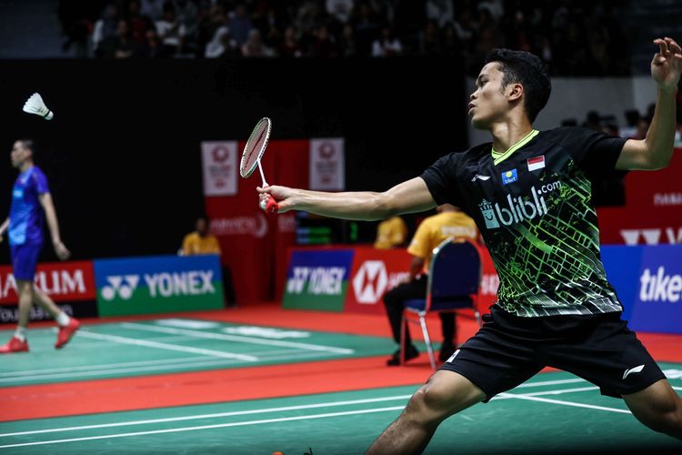 Tunggal putra Indonesia, Anthony Sinisuka Ginting melawan wakil China, Yu Xiang Huang saat pertandingan babak perempat final Indonesia Masters 2020 di Istora Senayan, Jakarta, Jumat (17/1/2020). Anthony Ginting mengalahkan tunggal putra asal China, Yu Xiang Huang, dengan skor 21-11,  21-14 dalam tempo 42 menit.