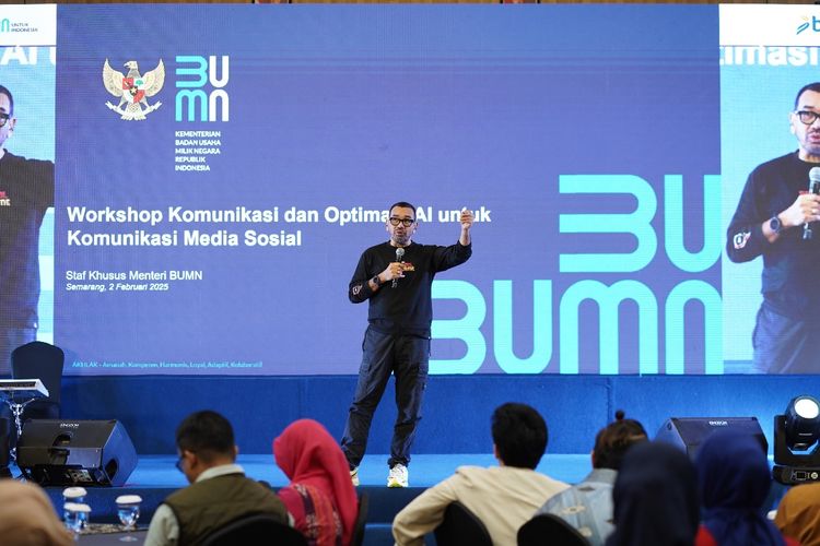 Staf Khusus Menteri BUMN Arya Sinulingga dalam acara workshop yang diselenggarakan oleh Kementerian BUM dengan tema ?Komunikasi Melalui Media Sosial dengan Optimasi AI? di Khas Hotel, Semarang, Sabtu (1/2/2025) hingga Minggu (2/2/2025).