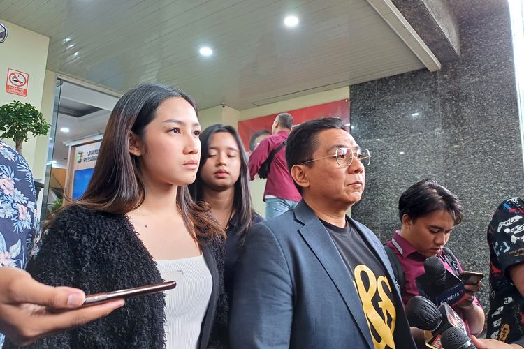 Tamara Tyasmara dan kuasa hukumnya, Sandy Arifin di Polda Metro Jaya, Rabu (7/2/2024).