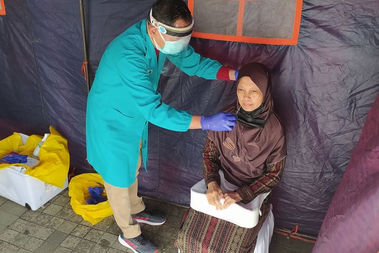 Tes antigen gratis di Alun-alun Purwokerto, Kabupaten Banyumas, Jawa Tengah, Jumat (20/8/2021).