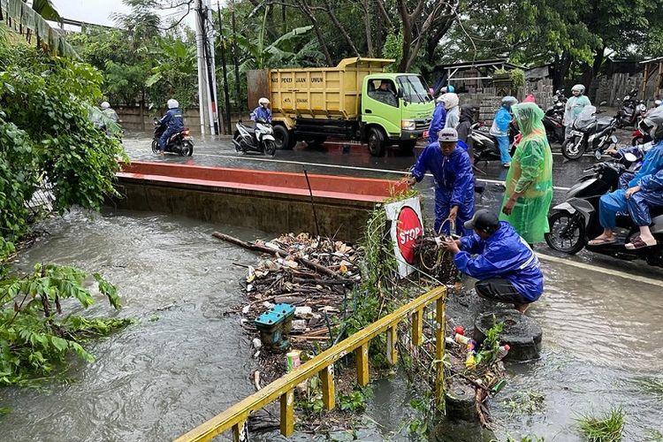DPU Semarang pasang sejumlan pompa portable untuk atasi banjir.