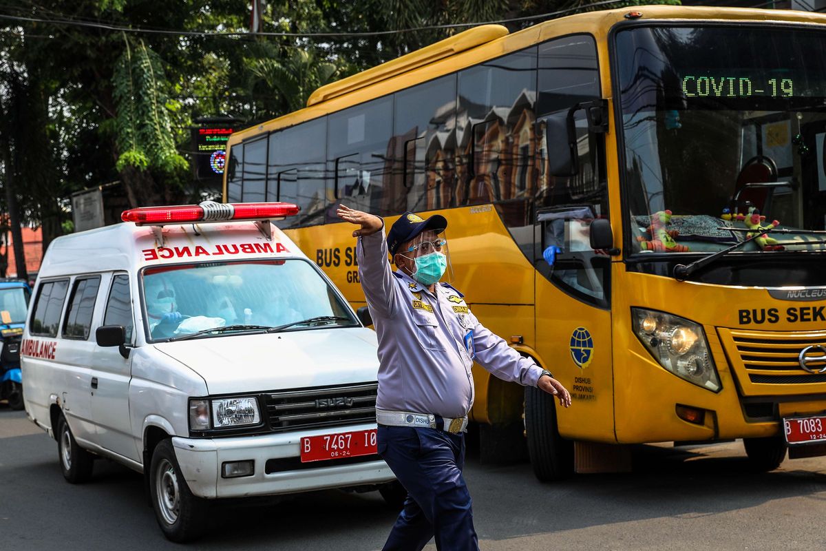 Petugas kesehatan menggunakan alat pelindung berada di mobil ambulans menuju Rumah Sakit Darurat Wisma Atlet untuk mengantar pasien positif Covid-19 orang tanpa gejala (OTG) di Puskesmas Kecamatan Tebet, Jakarta Selatan, Kamis (17/9/2020). Pemerintah Provinsi DKI Jakarta mengetatkan kembali pembatasan sosial berskala besar, per senin 14 september. Pasien positif Covid-19 tanpa gejala (orang tanpa gejala/OTG) yang sebelumnya bisa menjalani isolasi mandiri di rumah, saat ini harus dikarantina di tempat isolasi pemerintah, seperti di Rumah Sakit Darurat Wisma Atlet.