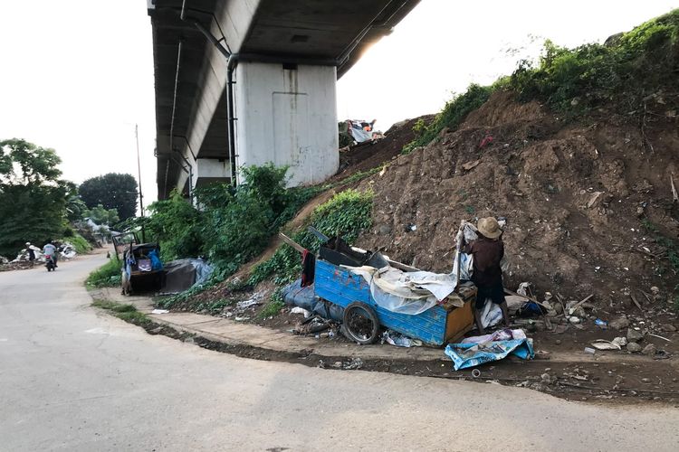 Suparno (69) atau dikenal dengan sebutan Pak Kentir di samping gerobaknya di kawasan Manggarai, Tebet, Jakarta Selatan pada Jumat (12/3/2021) sore. Pak Kentir hidup sebatang kara di ibu kota dan tinggal di bawah kolong jembatan kereta Manggarai-Cikarang.