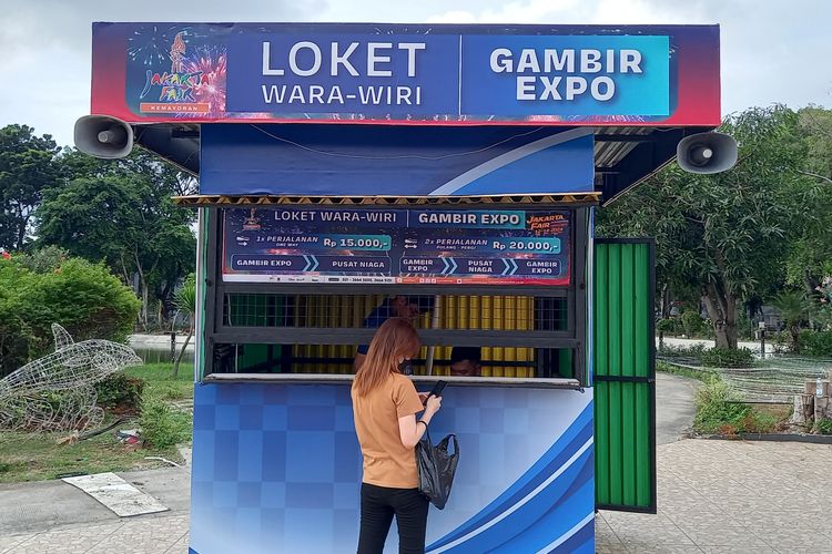 loket tiket wara wiri di halte gambir expo Jakarta Fair 2024 pada Rabu (12/6/2024)