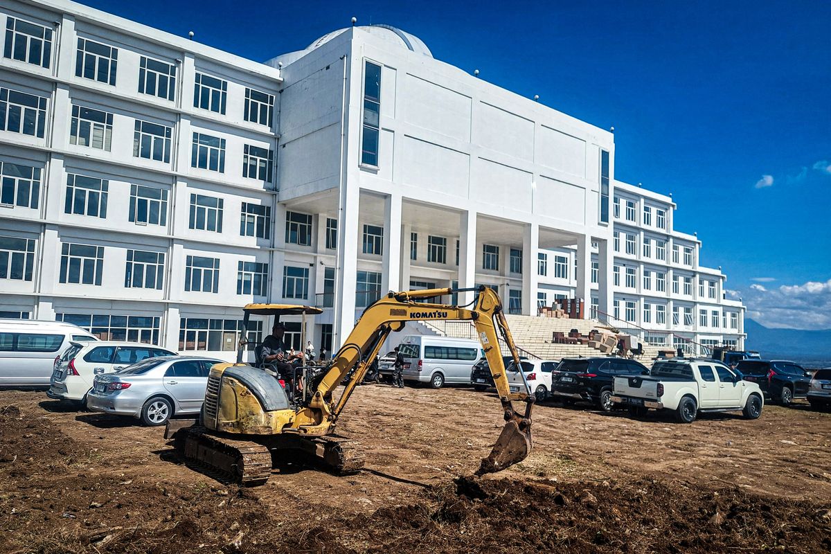 Gedung DPRD Bandung Barat berdiri megah dengan arsitektur modern berwarna serba putih bertingkat lima lantai di Kecamatan Ngamprah, Kabupaten Bandung Barat (KBB), Jawa Barat, Selasa (27/5/2025).