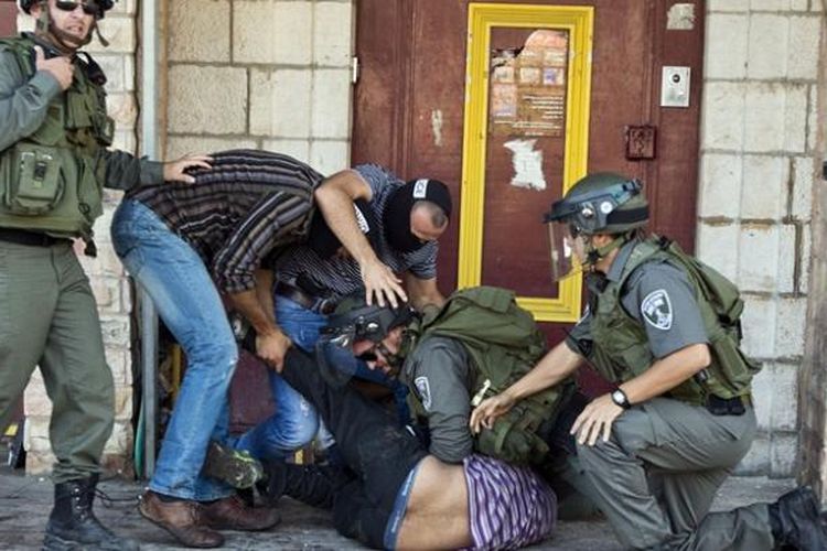 Polisi Israel menangkap seorang pemuda Palestina di salah satu sudut kota Jerusalem, Jumat (27/6/2013), usai ibadah shalat Jumat. Polisi menahan setidaknya sembilan pemuda yang melempari polisi dengan batu di luar wilayah kota tua.