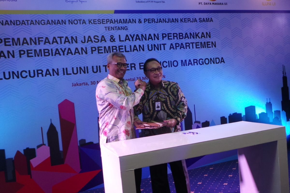 Penandatangan memorandum of understanding (MoU) pembelian unit apartemen Evenciio Margonda oleh Presiden Direktur Bank Tabungan Negara (BTN) Maryono (pakai batik hijau) dan Ketua Iluni UI Arief Budhy Hardono (pakai batik putih), di Menara BTN, Jakarta Pusat, Selasa (30/5/2017).