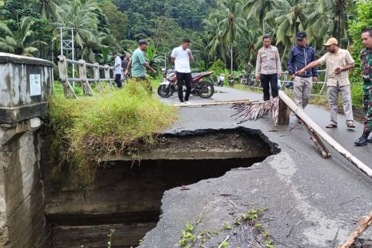 Jembatan di Desa Luhu, Kecamatan Huamual Kabupaten Seram Bagian Barat, Maluku nyaris terputus setelah diterjang banjir luapan sungai, Sabtu (8/6/2024)