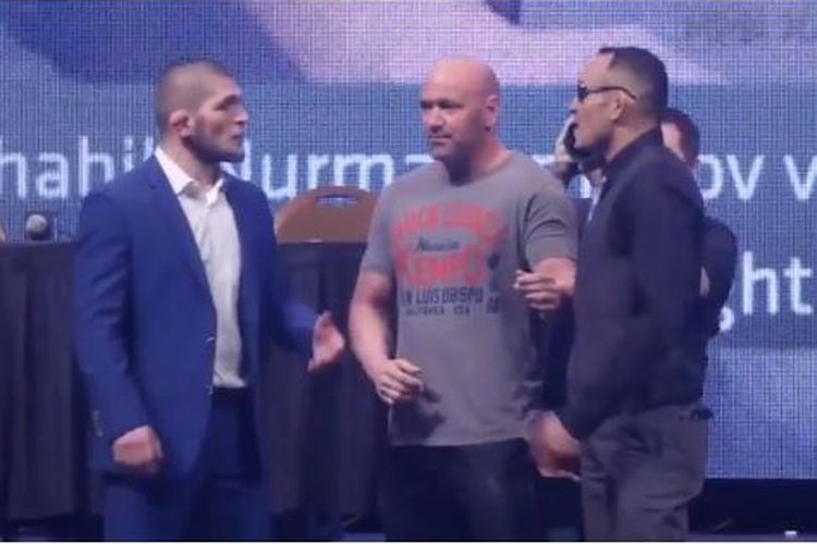 Khabib Nurmagomedov dan Tony Ferguson berhadapan di atas panggung pada 4 Maret 2016.