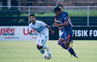 Gelandang Persela, Gian Zola, tengah berduel dalam laga kontra Persita pada pekan ke-19 Liga 1.