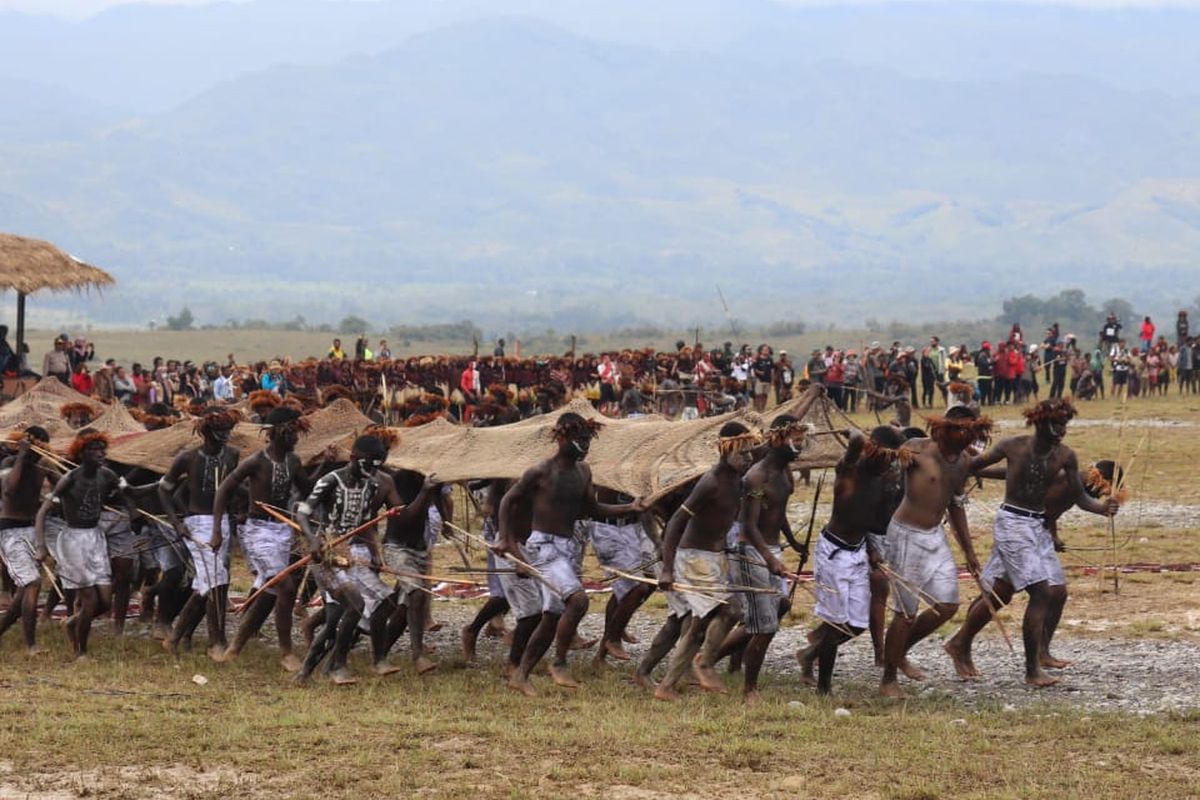 Sebuah Noken sepanjang 30 meter dinobatkan sebagai tas Noken terbesar di dunia oleh Museum Rekor Dunia-Indonesia (MURI). Tas raksasa itu ditampilkan pada acara pembukaan Festival Budaya Lembah Baliem (FBLB) di Papua, Rabu (7/8/2019). 