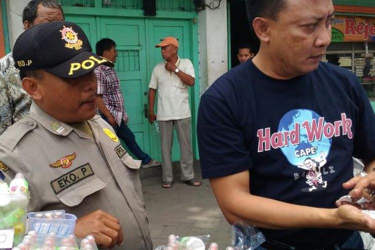 Razia permen diduga mengandung narkoba di Surabaya, Selasa (7/3/2017)