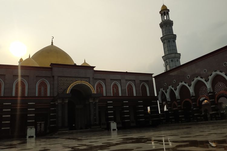 Masjid Kubah Emas atau Masjid Dian Al-Mahri di Depok, Jawa Barat.