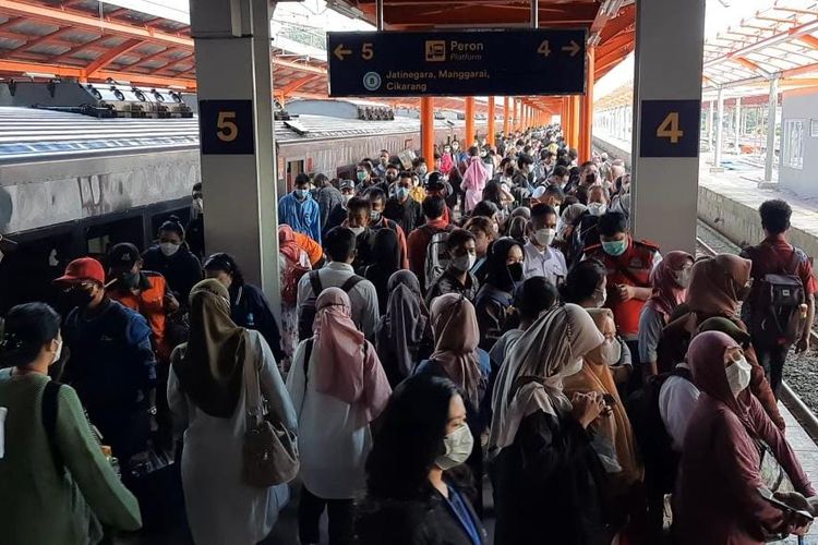 Keramaian penumpang KRL di salah satu peron Stasiun Bekasi pada Senin (30/5/2022). Keramaian penumpang di Stasiun Bekasi ini diprediksi akan bertambah seiring banyaknya pekerja yang pulang bekerja dari arah Jakarta. 