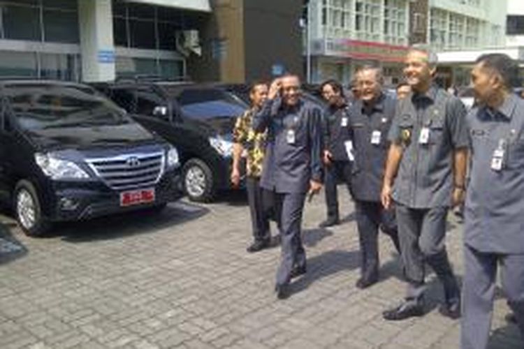 Gubernur Jawa Tengah Ganjar Pranowo saat mengecek langsung mobil dinas yang dikembalikan sementara karena dilarang digunakan untuk mudik, di halaman belakang kantor gubernur Jumat (25/7/2014)  