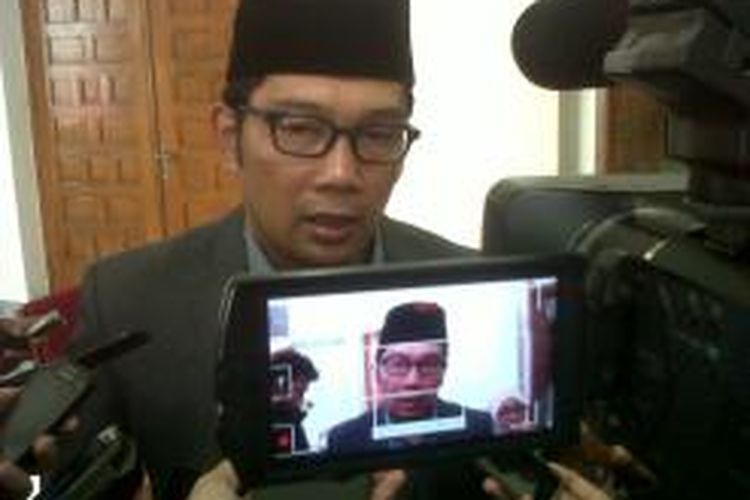 Wali Kota Bandung Ridwan Kamil saat memberikan keterangan kepada wartawan soal pembangunan Bandung Teknopolis di Gedung Asia Afrika, Kota Bandung, Selasa (15/9/2015)