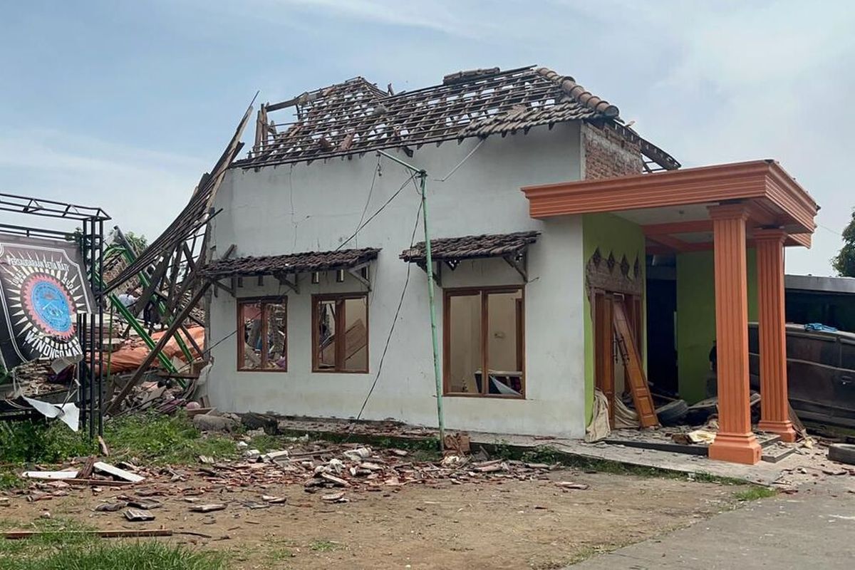 Kondisi rumah Aipda Marsudi yang porak poranda akibat ledakan di Desa Sumolawang, Kecamatan Puri, Kabupaten Mojokerto, Jawa Timur, Senin (13/1/2024) pagi.