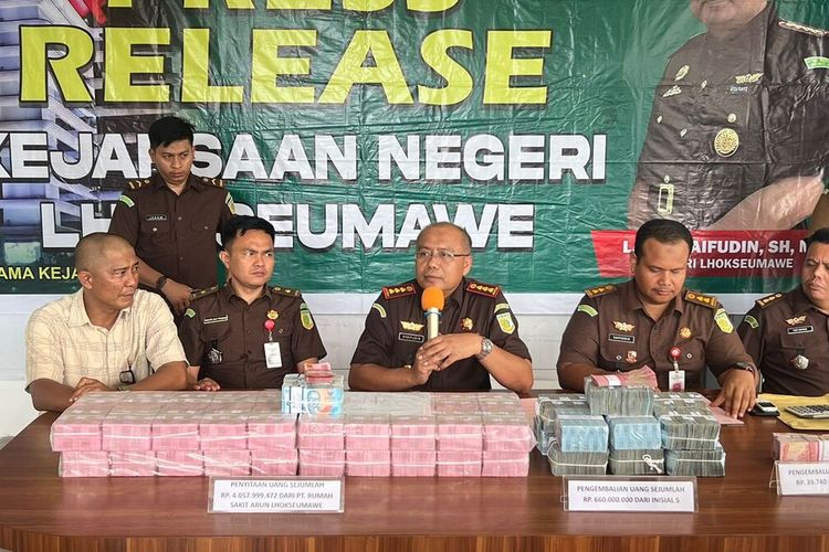 Kepala Kejaksaan Negeri Lhokseumawe, Lalu Syaifuddin memperlihatkan uang hasil sitaan sebesar Rp 4,7 miliar di Kantor Kejaksaan Negeri Lhokseumawe, Aceh, Senin (15/5/2023)