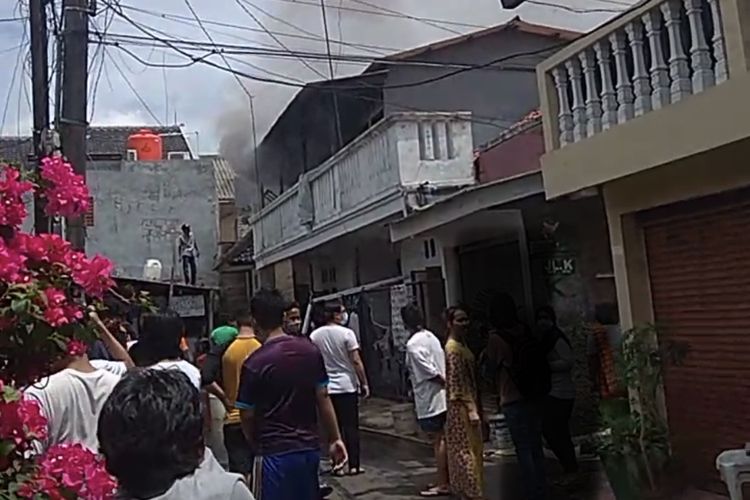 Dua orang tewas akibat kebakaran di Perumahan Rawa Bambu 1, Jalan D Ujung RT 09/06, Pasar Minggu, Jakarta Selatan pada Jumat (18/12/2020) siang.