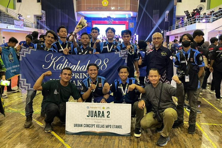 Tim Kalisahak 28 dari IST Akprind Yogyakarta berhasil meraih juara 2 pada Kontes Mobil Hemat Energi (KMHE) 2022.