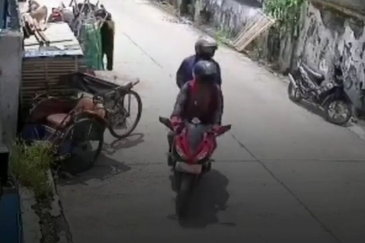 Tangkapan video detik-detik pengendara motor sport mencuri seekor kambing milik warga di Jalan Perjuangan, Bekasi Utara, Kota Bekasi, Jawa Barat.