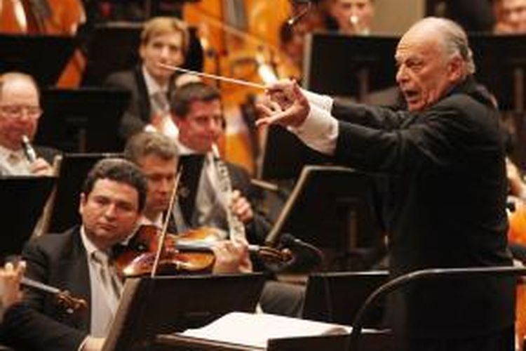 Konduktor Lorin Maazel memimpin Viena Philharmonic Orchestra di Vienna, 6 Maret 2010, dalam bagian peringatan ulang tahunnya yang ke 80.