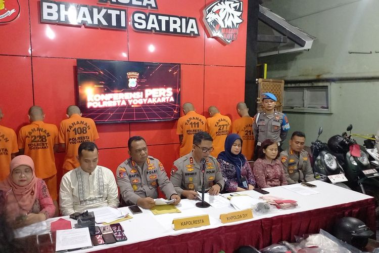 Kapolda DIY (tengah) saat memimpin konferensi pers kasus penganiayaan di Polresta Yogyakarta, Minggu (26/3/2023)