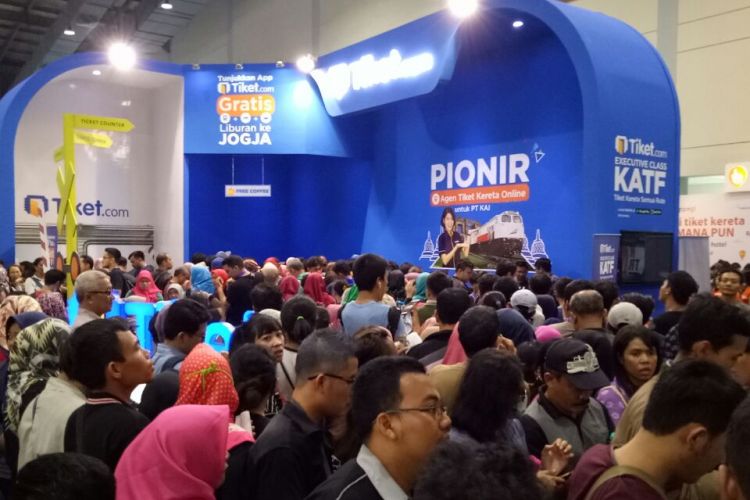 Membludaknya antrean pembelian tiket langsung di salah satu stan Online Travel Agent. Pihak penyelenggara KAI Travel Fair pun akhirnya memutuskan untuk membuka secara online pembelian tiket promo di seluruh web travel agent.